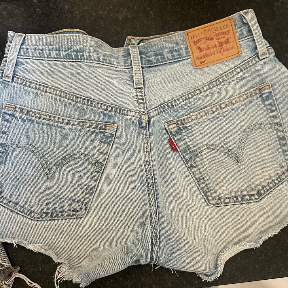 Set of 4 Levi’s Distressed Denim Shorts - Light to Dark Washes - Picture 4 of 9